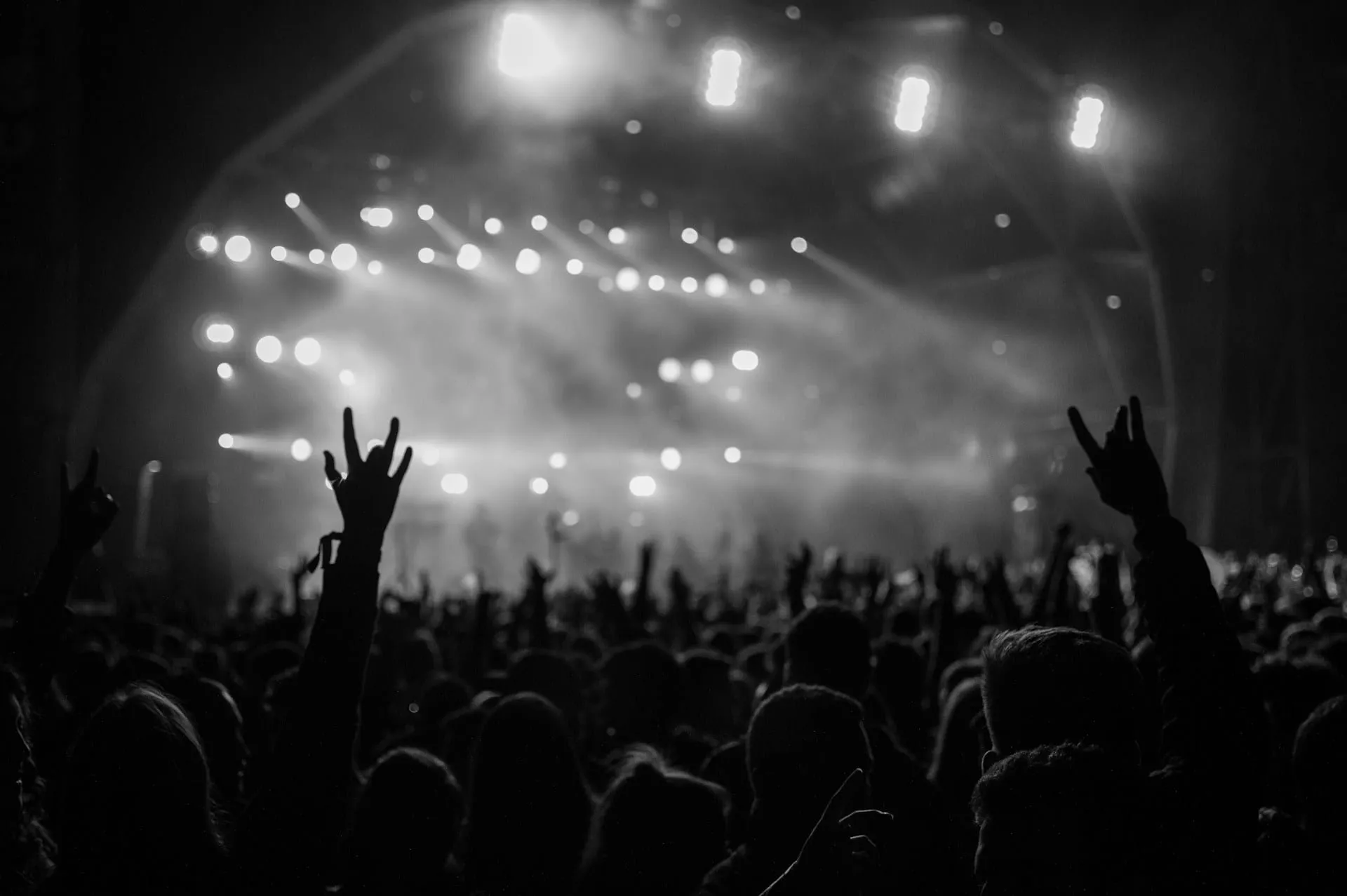 Público frente a un escenario iluminado